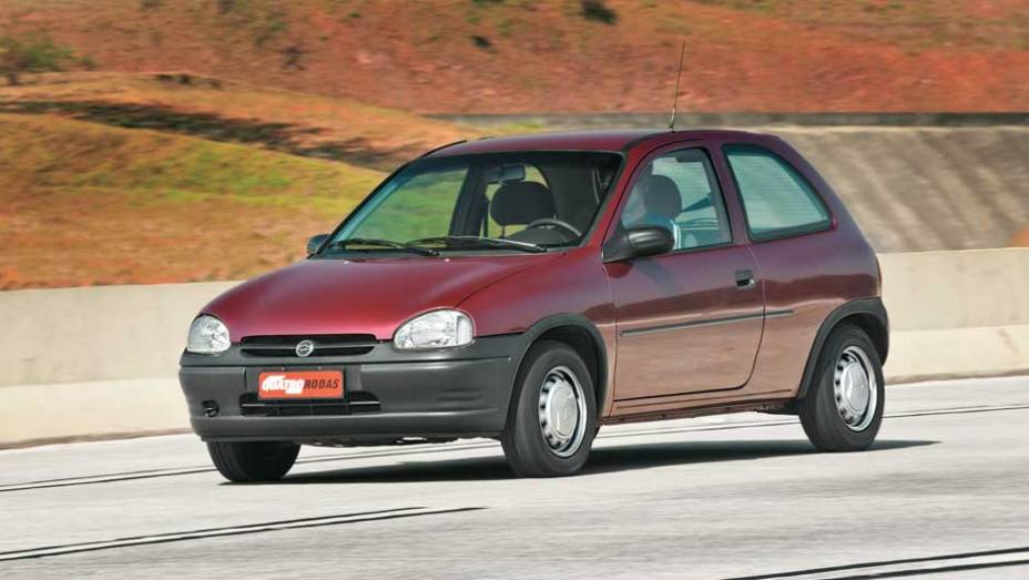 Na edição 402 testamos mais um novato que veio ao mercado como rival do Volkswagen Gol: o Chevrolet Corsa <a href="https://quatrorodas.abril.com.br/acervodigital/home.aspx?edicao=402&pg=39" target="_blank" rel="migration">— veja a matéria aqui.</a> . E em meio ao "boom" dos