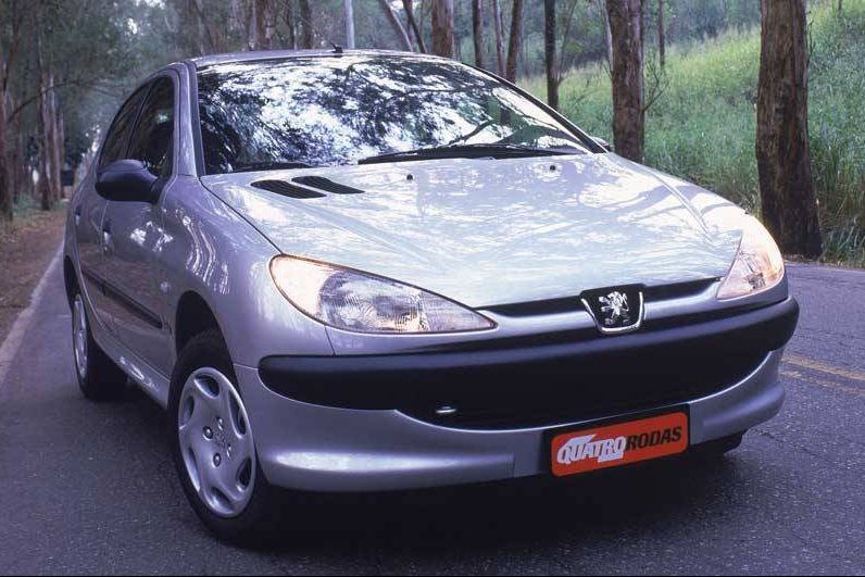 A edição 465 da Quatro Rodas trazia mais um hatch para disputar mercado com o VW Gol e demais modelos locais: o Peugeot 206. Relembre das primeiras impressões do modelo da sua avaliação <a href="https://quatrorodas.abril.com.br/acervodigital/home.aspx?edica" rel="migration"></a>