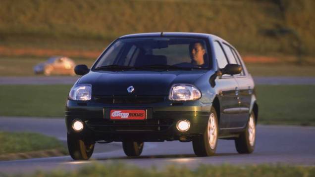 Um representante francês, o Renault Clio, chegou no Brasil em 1999 com motorização 1.0 e, desde então, permanece no mercado. <a href="https://quatrorodas.abril.com.br/acervodigital/home.aspx?edicao=472&pg=63" target="_blank" rel="migration">Confira.</a>