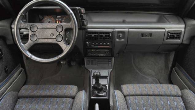 Além de ser o primeiro carro a ter injeção eletrônica, o GTi 2.0 tinha um interior recheado de equipamentos, como porta-fitas e bancos Recaro, que combinavam com o belo volante de quatro bolas