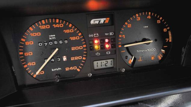 O painel do GTi era completo, mas as versões mais básicas não eram tão recheadas quanto o esportivo