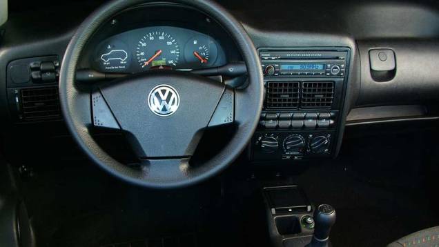 Curiosamente, a VW decidiu ressuscitar o antigo painel na versão City, que tinha a carroceria do GIII com novo volante, mas interior defasado