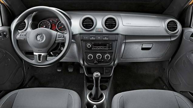 A qualidade do acabamento interno deu um salto em relação ao G4, assim como o visual; o volante multifuncional veio do Passat CC