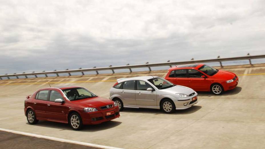 Em janeiro de 2006 colocamos na pista três hatch médios com propostas — ou, ao menos, roupas — esportivas: Fiat Stilo Schumacher, Chevrolet Astra SS e Ford Focus ST. Veja a disputa. <a href="https://quatrorodas.abril.com.br/acervodigital/home.aspx?edicao=54" rel="migration"></a>