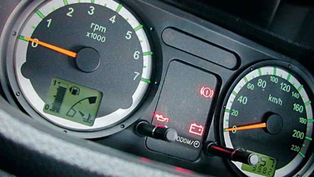 Os indicadores de combustível e temperatura do motor digitalizados dificultavam a leitura rápida, mas os relógios de velocímetro e conta-giros eram fáceis de visualizar