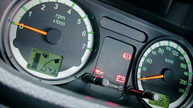 Os indicadores de combustível e temperatura do motor digitalizados dificultavam a leitura rápida, mas os relógios de velocímetro e conta-giros eram fáceis de visualizar Os indicadores de combustível e temperatura do motor digitalizados dificultavam a leitura rápida, mas os relógios de velocímetro e conta-giros eram fáceis de visualizar