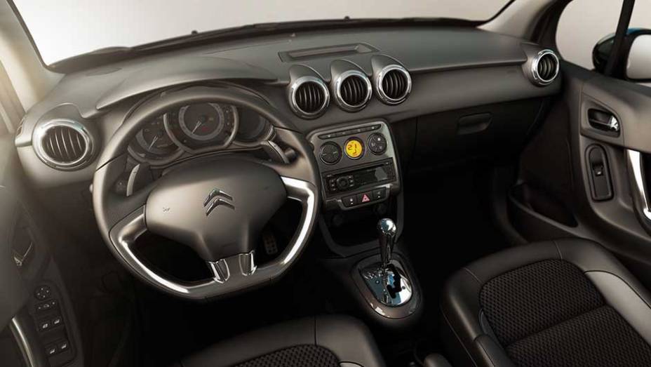 O interior lembra muito a C3 Picasso, principalmente pelo uso de peças em comum, como volante, bancos e quadro de instrumentos | <a href="https://quatrorodas.abril.com.br/carros/lancamentos/citroen-c3-696228.shtml" rel="migration">Leia mais</a>