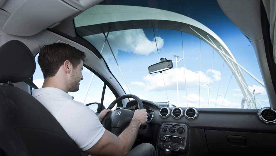 O para-brisa Zenith equipa as vers&otilde;es Tendence e Exclusive, deixando a cabine bastante iluminada | <a href="https://quatrorodas.abril.com.br/carros/lancamentos/citroen-c3-696228.shtml" rel="migration">Leia mais</a>