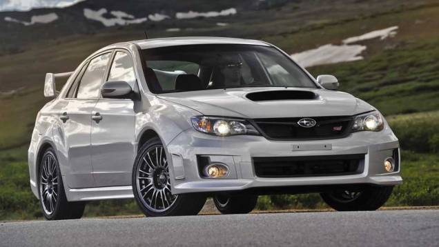 Subaru Impreza WRX STi. Utiliza um motor 2.5 Boxer turbo de 310 cv, 41,5 mkgf de torque...