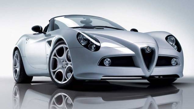 O italiano Alfa Romeo 8C Spider usa propulsor 4.7 V8 de 450 cv, 48,9 mkgf de força....