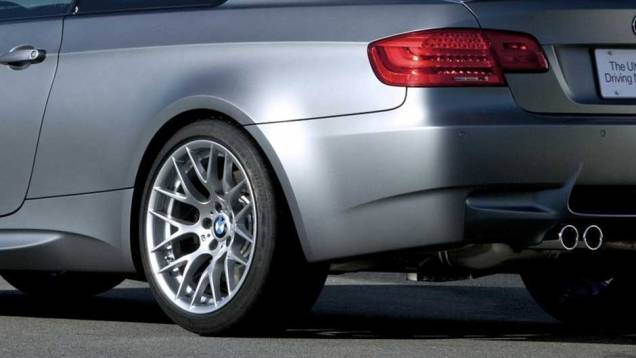...E utiliza rodas de aro 19" x 9". ...E utiliza rodas de aro 19" x 9".