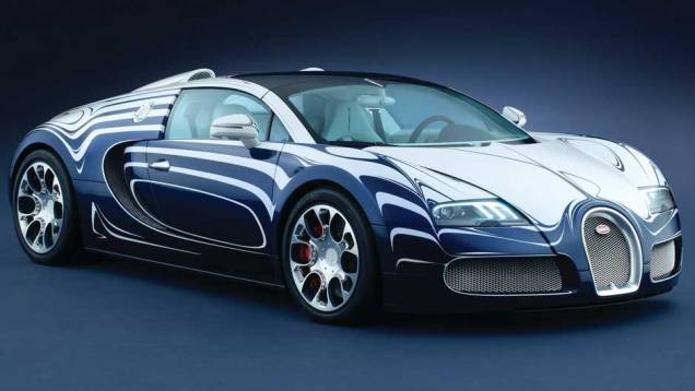 O Bugatti Veyron é equipado com um W16 quatriturbo com 8 litros de deslocamento e gera 1.001 cv e 127,5 mkgf de torque...