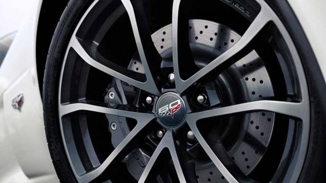 ... E ainda usa rodas de alumínio de aro 19" x 10" com pneus 285/30 na dianteira e 20" x 12" 335/25 na traseira. ... E ainda usa rodas de alumínio de aro 19" x 10" com pneus 285/30 na dianteira e 20" x 12" 335/25 na traseira.