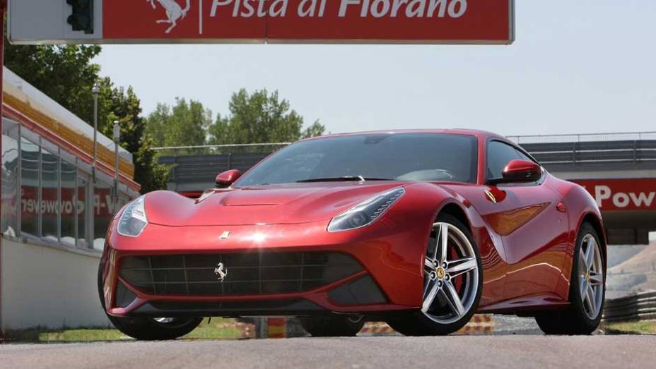 A nova Ferrari F12 Berlinetta usa um 6.3 V12 de 740 cv e 70,4 mkgf de torque...