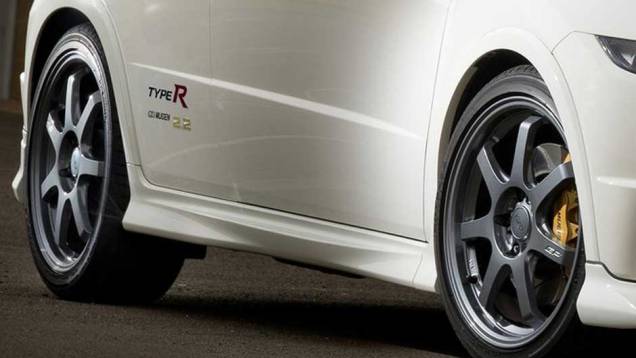 ...E seu conjunto de rodas estilo "racing" é forjado, de aro 18" com pneus 225/40. ...E seu conjunto de rodas estilo "racing" é forjado, de aro 18" com pneus 225/40.