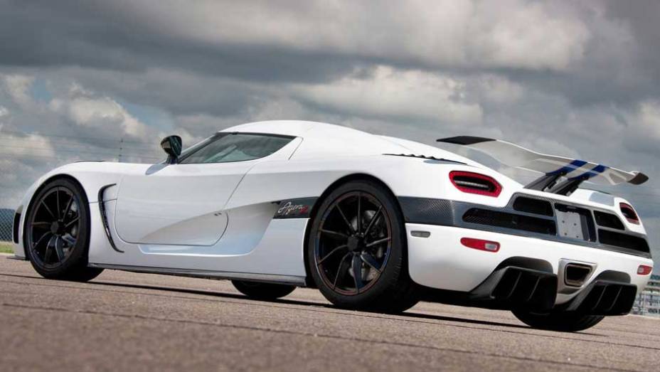 O Koenigsseg Agera R usa um motor 5.0 V8 bitubro que gera espantosos 122,4 mkgf de torque e 1.115 cavalos de potência...