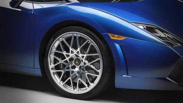 ...E rodas de aro 19" com pneus 235/25 na dianteira e 295/30 na traseira. ...E rodas de aro 19" com pneus 235/25 na dianteira e 295/30 na traseira.