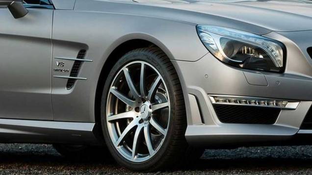 ... E rodas 19" x 9" com pneus 255/35 na dianteira e 19" x 10" com pneus 285/30 na traseira. ... E rodas 19" x 9" com pneus 255/35 na dianteira e 19" x 10" com pneus 285/30 na traseira.