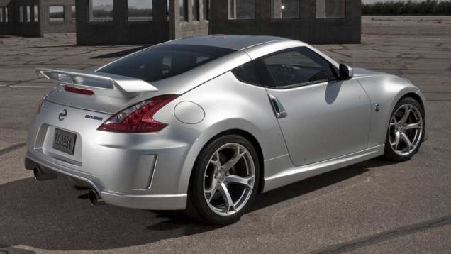 A versões esportiva do Nissan 370Z preparada pela nismo utiliza um 3.7 V6 de 350 cv e 38,2 mkgf de torque...