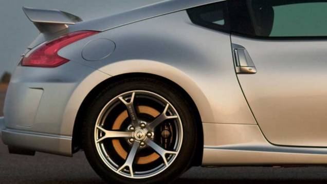 ... Suas rodas são de aro 19" x 9,5" com pneus 245/40 na dianteira e 19" x 10" com pneus 285/35 na traseira. ... Suas rodas são de aro 19" x 9,5" com pneus 245/40 na dianteira e 19" x 10" com pneus 285/35 na traseira.