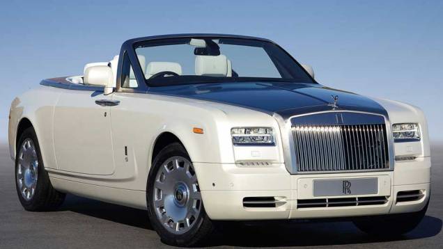 Rolls Royce Phantom Drophead Coupe usa um 6.75 l V12 de 460 cv e 73,4 mkgf de torque.