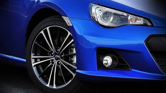 E rodas de aro 17" com pneus 215/45. E rodas de aro 17" com pneus 215/45.