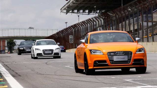 O Audi Driving Experience é um evento composto por dois programas: o Track Day, em que clientes da marca são chamados para experimentar os esportivos Audi em um autódromo, e o Driving Academy, que ensina técnicas de pilotagem aos alunos. E foi neste segun O Audi Driving Experience é um evento composto por dois programas: o Track Day, em que clientes da marca são chamados para experimentar os esportivos Audi em um autódromo, e o Driving Academy, que ensina técnicas de pilotagem aos alunos. E foi neste segun