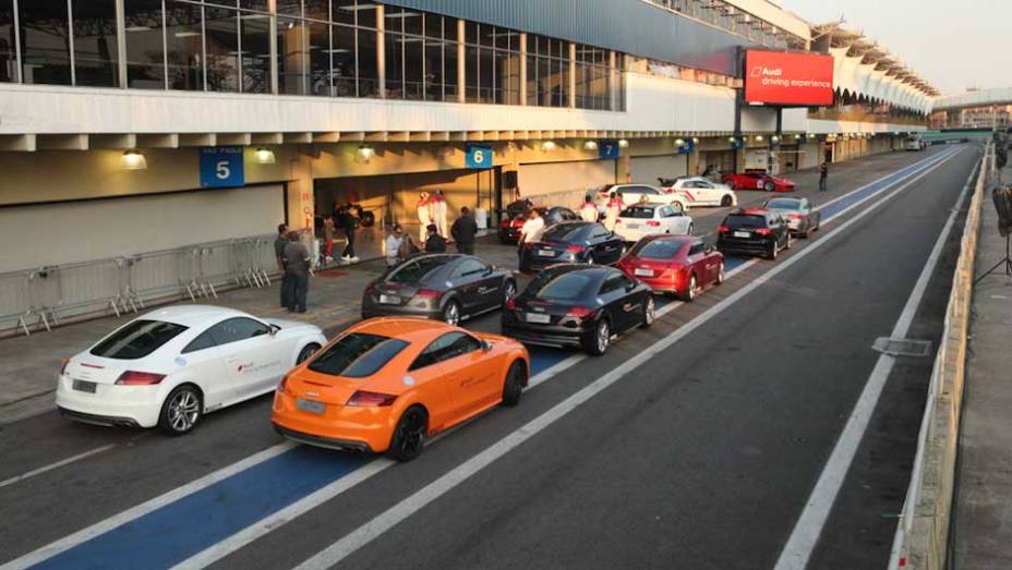 Os participantes do Driving Academy têm à disposição os modelos S3, TTS e RS5 para um dia inteiro de diversão | <a href="https://quatrorodas.abril.com.br/reportagens/audi-driving-experience-696407.shtml" rel="migration">Leia mais</a>