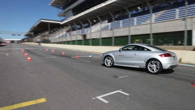 O programa é composto por três exercícios: slalom, frenagem com desvio de trajetória e tomada de curva; na tarde, os alunos completam várias voltas na pista | <a href="https://quatrorodas.abril.com.br/reportagens/audi-driving-experience-696407.shtml" rel="migration">Leia ma</a> O programa é composto por três exercícios: slalom, frenagem com desvio de trajetória e tomada de curva; na tarde, os alunos completam várias voltas na pista | <a href="https://quatrorodas.abril.com.br/reportagens/audi-driving-experience-696407.shtml" rel="migration">Leia ma</a>
