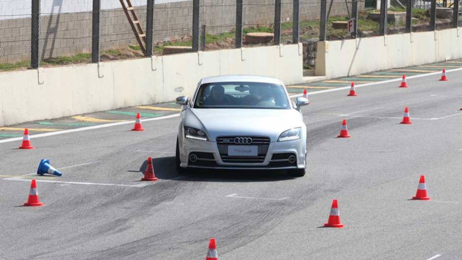 No exercício de frenagem, o aluno entra na fileira de cones a 100 km/h antes de cravar o pé no freio e desviar do obstáculo sem atropelá-lo | <a href="https://quatrorodas.abril.com.br/reportagens/audi-driving-experience-696407.shtml" rel="migration">Leia mais</a>