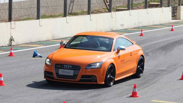 O modelo usado no teste é um TTS, versão mais apimentada do cupê TT equipada com um motor 2.0 turbinado com mais de 270 cv | <a href="https://quatrorodas.abril.com.br/reportagens/audi-driving-experience-696407.shtml" rel="migration">Leia mais</a> O modelo usado no teste é um TTS, versão mais apimentada do cupê TT equipada com um motor 2.0 turbinado com mais de 270 cv | <a href="https://quatrorodas.abril.com.br/reportagens/audi-driving-experience-696407.shtml" rel="migration">Leia mais</a>
