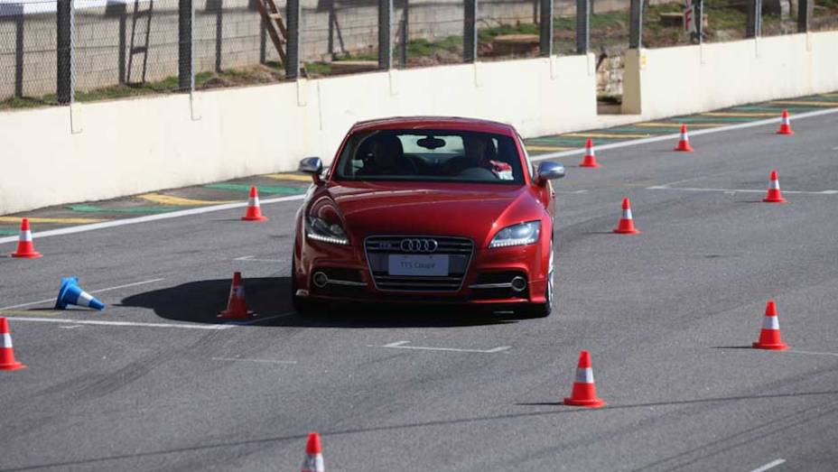 O eficiente trabalho dos freios ABS permite que o condutor faça a manobra de desvio com segurança; segundo os instrutores, o segredo é se concentrar no ponto em que o carro seguirá após o desvio de trajetória, e não no obstáculo | <a href="https://quatrorod" rel="migration"></a>