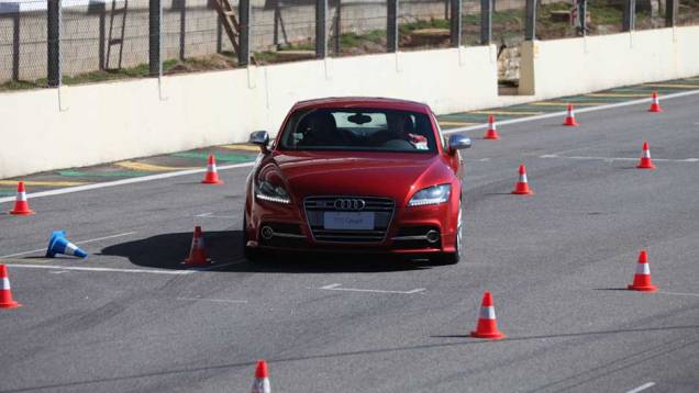 O eficiente trabalho dos freios ABS permite que o condutor faça a manobra de desvio com segurança; segundo os instrutores, o segredo é se concentrar no ponto em que o carro seguirá após o desvio de trajetória, e não no obstáculo | <a href="https://quatrorod" rel="migration"></a> O eficiente trabalho dos freios ABS permite que o condutor faça a manobra de desvio com segurança; segundo os instrutores, o segredo é se concentrar no ponto em que o carro seguirá após o desvio de trajetória, e não no obstáculo | <a href="https://quatrorod" rel="migration"></a>