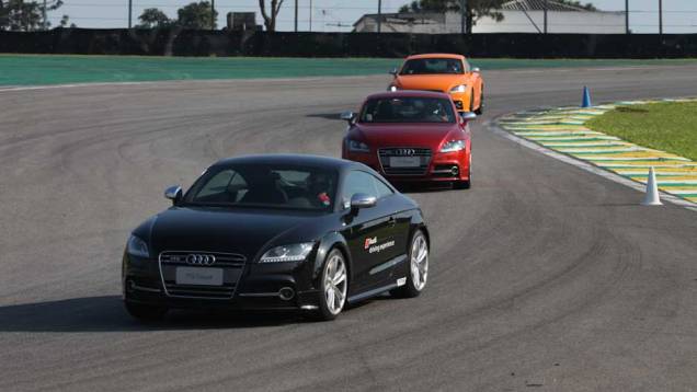 No exercício de tomada de curva, um instrutor puxa uma fila com quatro carros no S do Senna; cones indicam o traçado correto para sair da curva com velocidade | <a href="https://quatrorodas.abril.com.br/reportagens/audi-driving-experience-696407.shtml" rel="migration">Leia</a> No exercício de tomada de curva, um instrutor puxa uma fila com quatro carros no S do Senna; cones indicam o traçado correto para sair da curva com velocidade | <a href="https://quatrorodas.abril.com.br/reportagens/audi-driving-experience-696407.shtml" rel="migration">Leia</a>