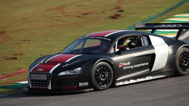Antes do dia terminar, o prêmio: uma voltinha de carona no R8 LMS, a versão de competição do superesportivo R8 preparada para provas de longa duração | <a href="https://quatrorodas.abril.com.br/reportagens/audi-driving-experience-696407.shtml" rel="migration">Leia mais</a> Antes do dia terminar, o prêmio: uma voltinha de carona no R8 LMS, a versão de competição do superesportivo R8 preparada para provas de longa duração | <a href="https://quatrorodas.abril.com.br/reportagens/audi-driving-experience-696407.shtml" rel="migration">Leia mais</a>