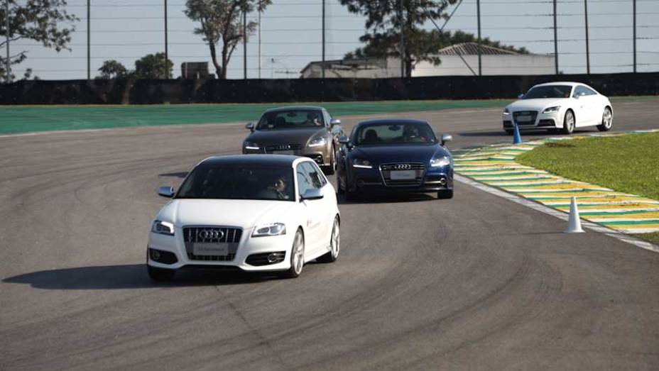 O hatch S3 Sportback não fica para trás quando colocado lado a lado com o TTS | <a href="https://quatrorodas.abril.com.br/reportagens/audi-driving-experience-696407.shtml" rel="migration">Leia mais</a>