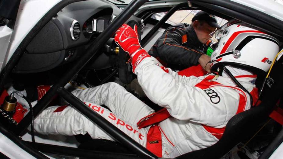 Todos os participantes vestem um kit completo de competição, composto por capacete, balaclava, macacão, luvas e sapatilhas personalizadas | <a href="https://quatrorodas.abril.com.br/reportagens/audi-driving-experience-696407.shtml" rel="migration">Leia mais</a>