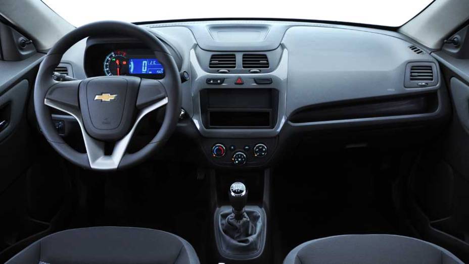 Interior do Cobalt LT é básico, mas chama atenção pelo controverso painel digital | <a href="https://quatrorodas.abril.com.br/carros/lancamentos/chevrolet-cobalt-1-8-699014.shtml" rel="migration">Leia mais</a>