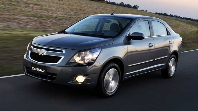 Além das novas rodas, o Cobalt LTZ 1.8 ganhou faróis com máscara negra | <a href="https://quatrorodas.abril.com.br/carros/lancamentos/chevrolet-cobalt-1-8-699014.shtml" rel="migration">Leia mais</a>