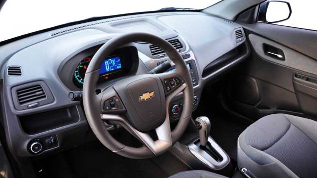 Volante multifuncional com revestimento em couro é item exclusivo da versão mais cara | <a href="https://quatrorodas.abril.com.br/carros/lancamentos/chevrolet-cobalt-1-8-699014.shtml" rel="migration">Leia mais</a>