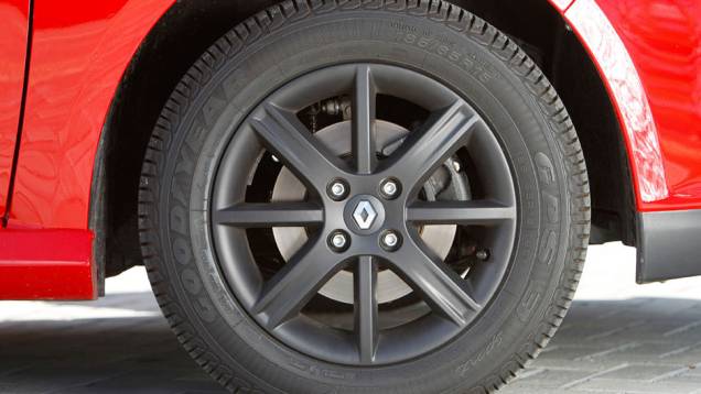 Mais belas que as rodas usadas na primeira versão GT line, elas têm 15 polegadas e são pintadas de grafite | <a href="https://quatrorodas.abril.com.br/noticias/fabricantes/logan-sandero-ganham-novo-motor-699116.shtml" rel="migration">Leia mais</a> Mais belas que as rodas usadas na primeira versão GT line, elas têm 15 polegadas e são pintadas de grafite | <a href="https://quatrorodas.abril.com.br/noticias/fabricantes/logan-sandero-ganham-novo-motor-699116.shtml" rel="migration">Leia mais</a>