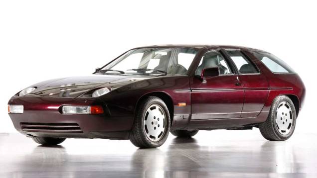 Tom Cruise dirigiu um Porsche 928 de 1977 no filme Riscky Business, de 1983. O modelo foi leiloado neste ano em Hollywood, por 42.900 dólares (R$ 86.600). Essa versão do esportivo alemão tem motor V8, câmbio manual de cinco marchas