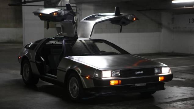 Um dos sete DeLorean DMC 12 utilizados na trilogia do filme De volta para o Futuro foi leiloado no fim de 2011 pela quantia de US$ 541.000 (R$ 1,09 milhão). Como diria Doc Emmett Brown, "Great Scott!"