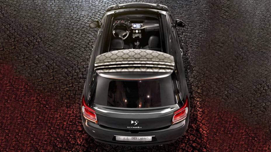 DS3 Cabriolet pode transportar até cinco ocupantes. | <a href="https://quatrorodas.abril.com.br/saloes/paris/2012/citroen-ds3-cabriolet-703240.shtml" rel="migration">Leia mais</a>