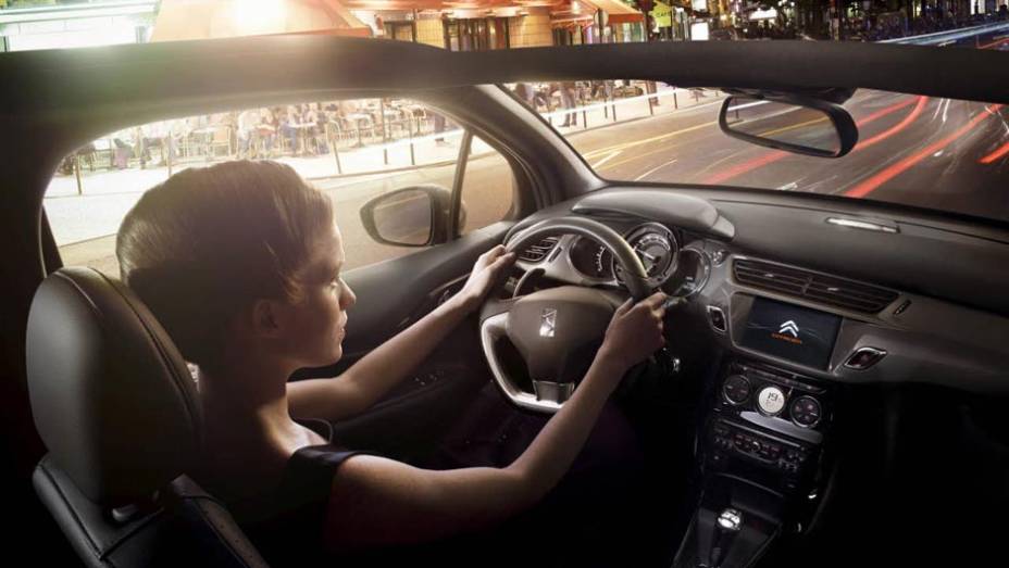 Segundo a Citroën, um dos maiores destaques do DS3 Cabriolet é a ampla possibilidade de customização. | <a href="https://quatrorodas.abril.com.br/saloes/paris/2012/citroen-ds3-cabriolet-703240.shtml" rel="migration">Leia mais</a> Segundo a Citroën, um dos maiores destaques do DS3 Cabriolet é a ampla possibilidade de customização. | <a href="https://quatrorodas.abril.com.br/saloes/paris/2012/citroen-ds3-cabriolet-703240.shtml" rel="migration">Leia mais</a>