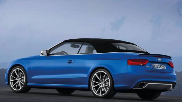 As lanternas traseiras contam com LED, enquanto o para-choque vem com um difusor mais alto. Também há um spoiler em carbono. | <a href="https://quatrorodas.abril.com.br/saloes/paris/2012/audi-rs5-cabriolet-702558.shtml" rel="migration">Leia mais</a> As lanternas traseiras contam com LED, enquanto o para-choque vem com um difusor mais alto. Também há um spoiler em carbono. | <a href="https://quatrorodas.abril.com.br/saloes/paris/2012/audi-rs5-cabriolet-702558.shtml" rel="migration">Leia mais</a>