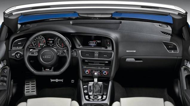 A transmissão é de sete velocidades S-tronic (dupla embreagem) e a tração é integral (Quattro). | <a href="https://quatrorodas.abril.com.br/saloes/paris/2012/audi-rs5-cabriolet-702558.shtml" rel="migration">Leia mais</a> A transmissão é de sete velocidades S-tronic (dupla embreagem) e a tração é integral (Quattro). | <a href="https://quatrorodas.abril.com.br/saloes/paris/2012/audi-rs5-cabriolet-702558.shtml" rel="migration">Leia mais</a>