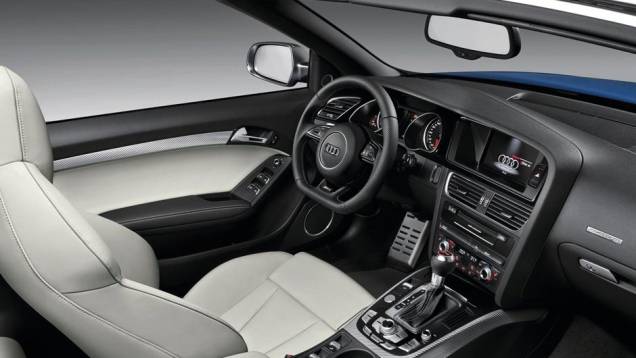 As vendas do modelo começam nos primeiros meses de 2013, com preço fixado em 70,1 mil libras. | <a href="https://quatrorodas.abril.com.br/saloes/paris/2012/audi-rs5-cabriolet-702558.shtml" rel="migration">Leia mais</a> As vendas do modelo começam nos primeiros meses de 2013, com preço fixado em 70,1 mil libras. | <a href="https://quatrorodas.abril.com.br/saloes/paris/2012/audi-rs5-cabriolet-702558.shtml" rel="migration">Leia mais</a>