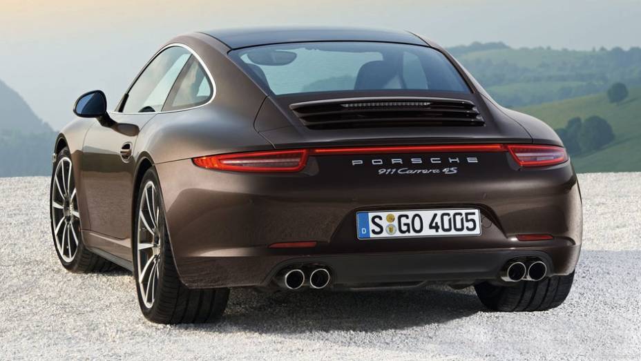 No caso do 4S, ele alcança 299 km/h. | <a href="https://quatrorodas.abril.com.br/saloes/paris/2012/porsche-911-carrera-4-4s-702619.shtml" rel="migration">Leia mais</a>