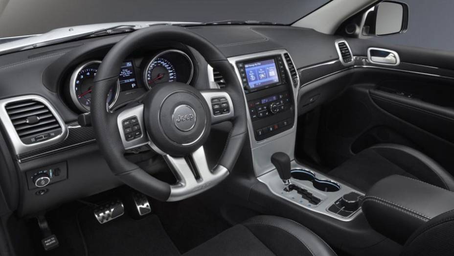 Internamente, o modelo possui assentos revestidos em couro Nappa, volante com paddle shift, detalhes em fibra de carbono e pedais em aço. | <a href="%20https://quatrorodas.abril.com.br/saloes/paris/2012/jeep-special-editions-703383.shtml" rel="migration">Leia mais</a>